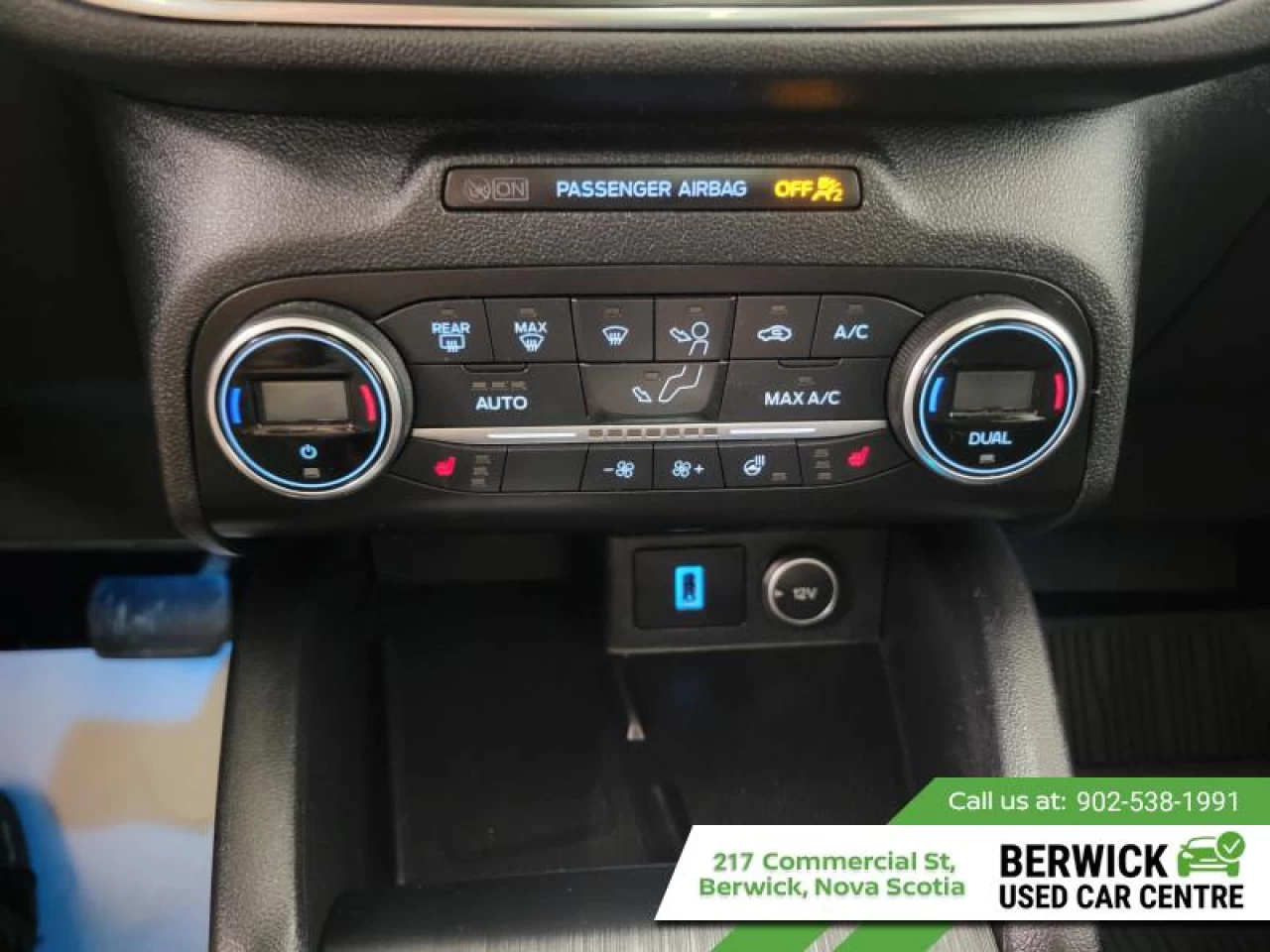 2020 Ford Escape Titanium Hybrid 4WD Main Image