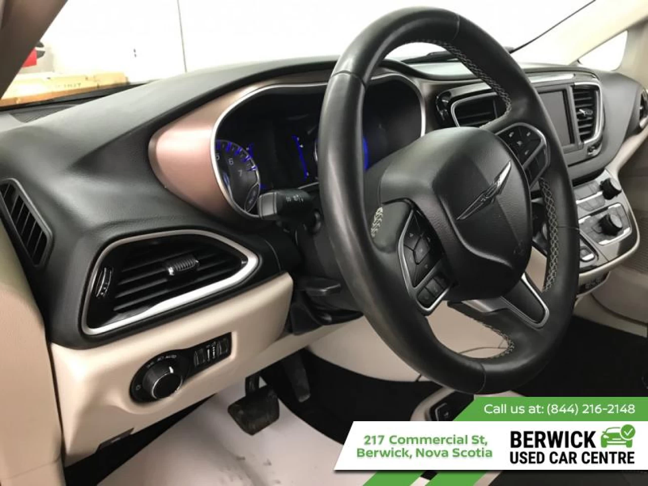 2022 Chrysler Grand Caravan SXT Main Image