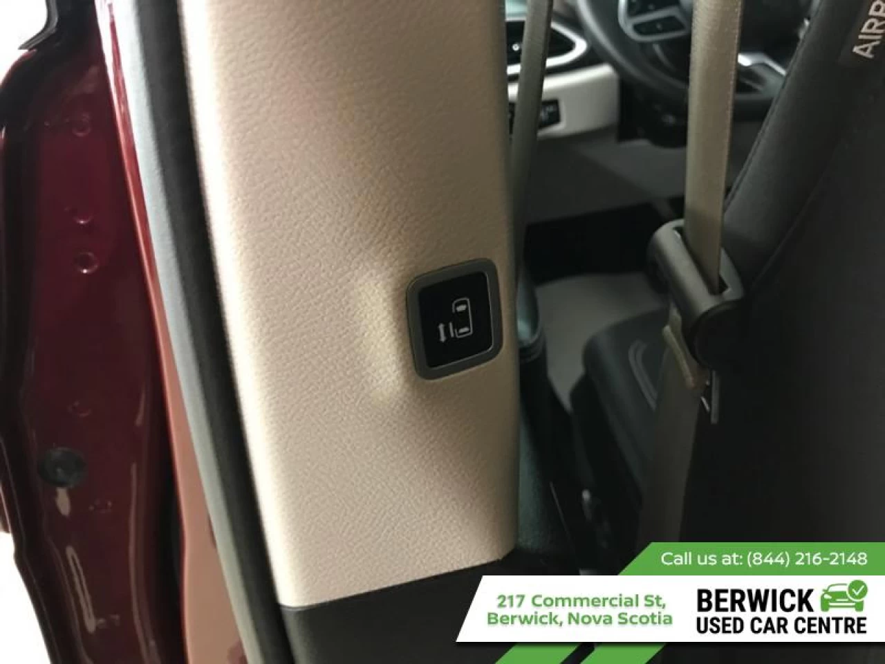 2022 Chrysler Grand Caravan SXT Main Image