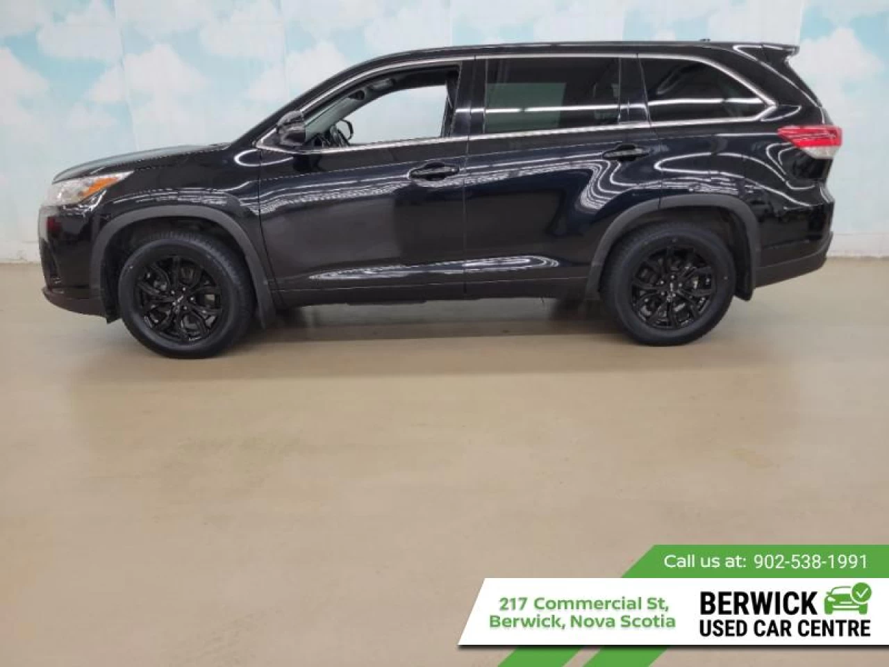 2017 Toyota Highlander LE Main Image