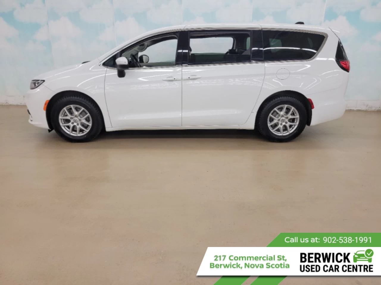 2023 Chrysler Pacifica Touring L Main Image