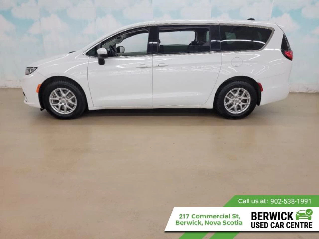 2023 Chrysler Pacifica Touring L Main Image